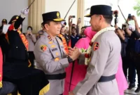 Kapolda Jambi Irjen Pol. Widodo menerima Pataka Siginjai Sakti Wira Bhakti dalam upacara serah terima di Lapangan Mapolda Jambi, Rabu (14/10/2026).(Foto : ist/Dok.Polda Jambi)