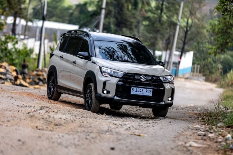 Suzuki XL7 New Alpha Hybrid saat menjalani pengujian di kawasan Sentul dan Hambalang, Bogor.(Foto : Roderick)
