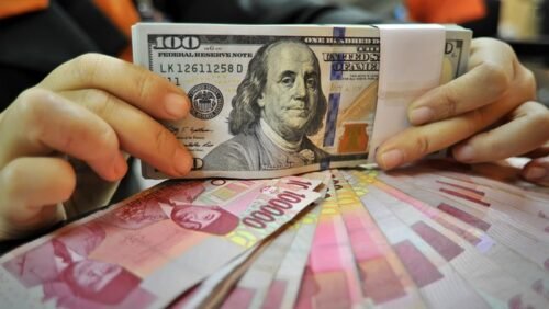 Nilai tukar rupiah melemah ke Rp17.917 per dolar AS pada perdagangan Senin (5/10/2026).(FOTO:ANTARA/Yudhi Mahatma)