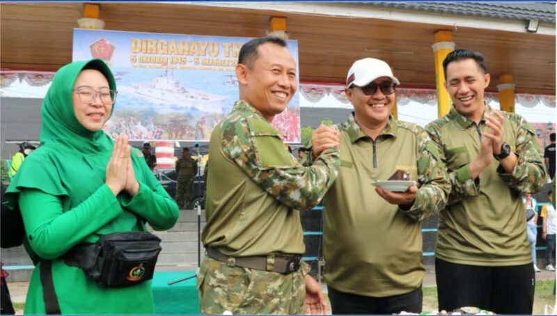 Wali Kota Sungai Penuh Alfin bersama TNI, Polri, Forkopimda, dan masyarakat mengikuti olahraga bersama dalam rangka HUT ke-81 TNI di Lapangan Merdeka, Minggu (4/10/2026).(Foto : Diskominfosta Sungai Penuh)