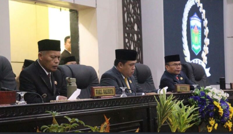 Wakil Wali Kota Sungai Penuh, Azhar Hamzah, menghadiri rapat paripurna pengucapan sumpah PAW anggota DPRD Kota Sungai Penuh, Selasa (20/10/2026).(Foto : Diskominfosta Sungai Penuh)