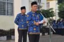Sekda Alpian memimpin Apel Kerja Senin sekaligus mencanangkan Core Values ASN BerAKHLAK di Lapangan Kantor Wali Kota Sungai Penuh.(foto : Prokopim Kota Sungai Penuh)