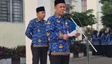 Sekda Alpian memimpin Apel Kerja Senin sekaligus mencanangkan Core Values ASN BerAKHLAK di Lapangan Kantor Wali Kota Sungai Penuh.(foto : Prokopim Kota Sungai Penuh)