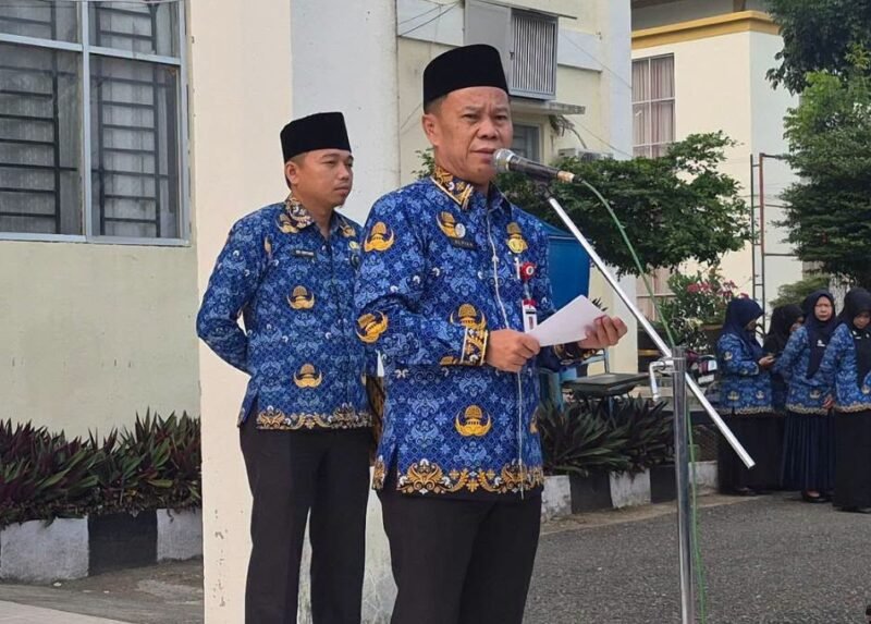 Sekda Alpian memimpin Apel Kerja Senin sekaligus mencanangkan Core Values ASN BerAKHLAK di Lapangan Kantor Wali Kota Sungai Penuh.(foto : Prokopim Kota Sungai Penuh)