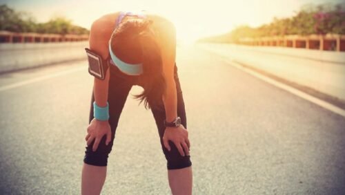 Pelari amatir mengenali tanda jantung bermasalah saat berlari.(Foto: Getty Images/iStockphoto/lzf)