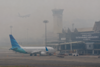 Kabut asap menyelimuti Bandara SMB II Palembang dan menurunkan jarak pandang hingga 400 meter.(Foto Ilustrasi AI)