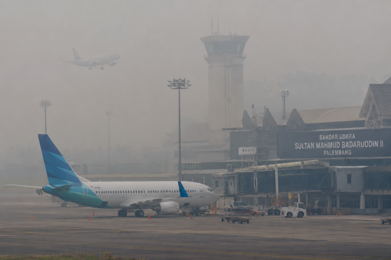 Kabut asap menyelimuti Bandara SMB II Palembang dan menurunkan jarak pandang hingga 400 meter.(Foto Ilustrasi AI)