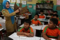 Mendikdasmen Abdul Mu’ti menyampaikan rencana penataan status kepegawaian guru PPPK, termasuk peluang mengikuti seleksi PNS mulai 2027.(Foto : Seorang Guru didalam kelas)