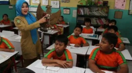 Mendikdasmen Abdul Mu’ti menyampaikan rencana penataan status kepegawaian guru PPPK, termasuk peluang mengikuti seleksi PNS mulai 2027.(Foto : Seorang Guru didalam kelas)