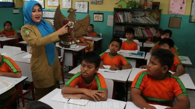 Mendikdasmen Abdul Mu’ti menyampaikan rencana penataan status kepegawaian guru PPPK, termasuk peluang mengikuti seleksi PNS mulai 2027.(Foto : Seorang Guru didalam kelas)