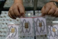 Harga emas Antam turun Rp13 ribu menjadi Rp2.561.000 per gram pada Kamis (15/10).(Foto : CNN Indonesia/Adi Ibrahim)