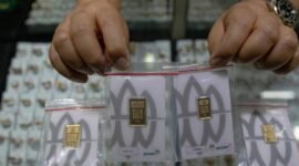 Harga emas Antam turun Rp13 ribu menjadi Rp2.561.000 per gram pada Kamis (15/10).(Foto : CNN Indonesia/Adi Ibrahim)