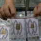 Harga emas Antam turun Rp13 ribu menjadi Rp2.561.000 per gram pada Kamis (15/10).(Foto : CNN Indonesia/Adi Ibrahim)