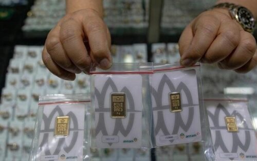 Harga emas Antam turun Rp13 ribu menjadi Rp2.561.000 per gram pada Kamis (15/10).(Foto : CNN Indonesia/Adi Ibrahim)