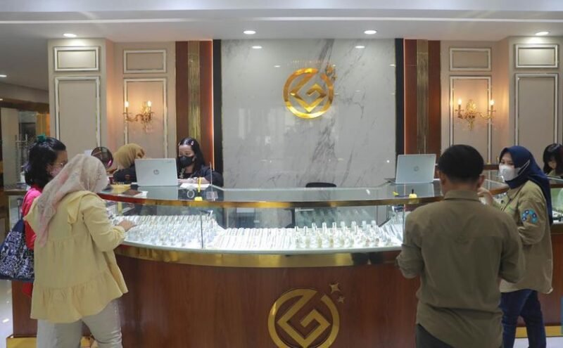 Harga emas Pegadaian pada Minggu, 25 Oktober 2026, dengan tiga jenis emas mengalami penurunan.(Foto : CNBC Indonesia/Muhammad Sabki)