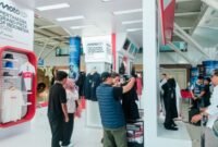 Pertamina mempromosikan produk UMKM lokal Lombok melalui booth MyPertamina dalam ajang Pertamina Grand Prix of Indonesia 2026 di Sirkuit Mandalika.(Foto dok Pertamina)