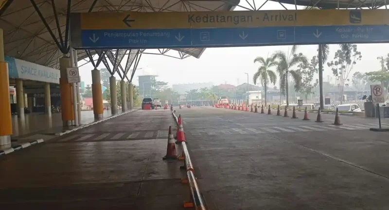 Kabut asap tebal menyelimuti Kota Jambi dan mengganggu aktivitas penerbangan di Bandara Sultan Thaha, Kamis (8/10/2026).(Foto : Tribun Jambi/M Yon Rinaldi)