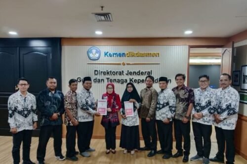 Pengurus FHNK2I dan Forum Komunikasi PPPK berfoto bersama di kantor Direktorat Jenderal Guru dan Tenaga Kependidikan Kemendikdasmen.(Foto dok. FHNK2I for JPNN)