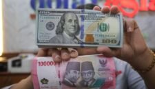 Rupiah melemah ke Rp18.050 per dolar AS di tengah tekanan sentimen global dan domestik.(Foto : CNBC Indonesia/Faizal Rahman)