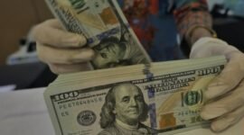 Rupiah melemah 0,25 persen ke level Rp17.948 per dolar AS akibat tekanan inflasi Amerika Serikat.(Foto : CNN Indonesia/Adhi Wicaksono)