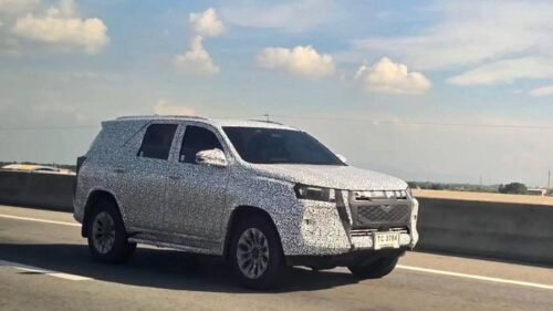 Toyota Fortuner terbaru menjalani pengujian di Thailand dengan balutan kamuflase tebal.(Foto: Instagram Kurdistan_Automotive_Blog)